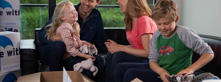 Familie tijdens verhuizen